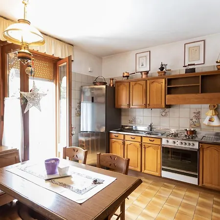 Elegante Casa Disposta Su 3 Piani A Croveo Baceno